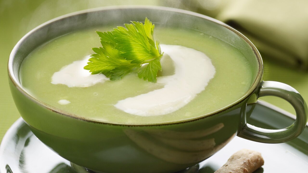 سوپ کرفس با خامه؛ پیش غذای مفید برای روز‌های سرد زمستانی