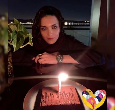 جشن تولد غریبانه بازیگر نقش آیناز درسریال آنام با کیک شکلاتی! +عکس