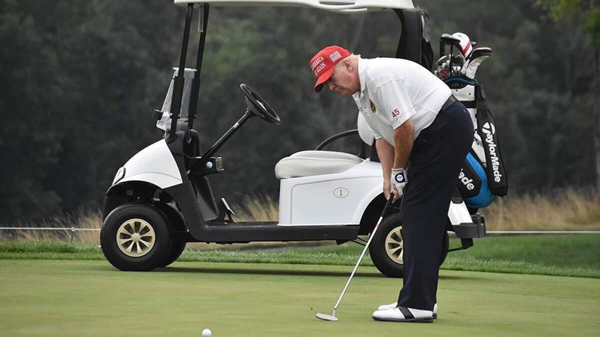 ترامپ در بحبوحه مذاکرات بین هیئت‌های آمریکایی و اوکراینی تصمیم به بازی گلف گرفت.