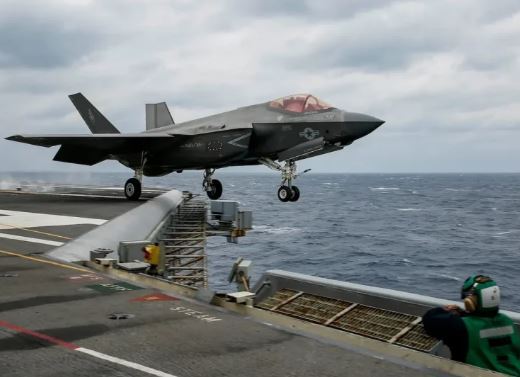 ناو‌های هواپیمابر سنگین چگونه استقامت خود را در هوا‌های طوفانی حفظ می‌کنند