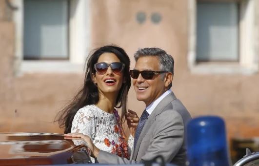 درخشش همسر سابق جورج کلونی با جان اسلتری در موزه هنر‌های مدرن