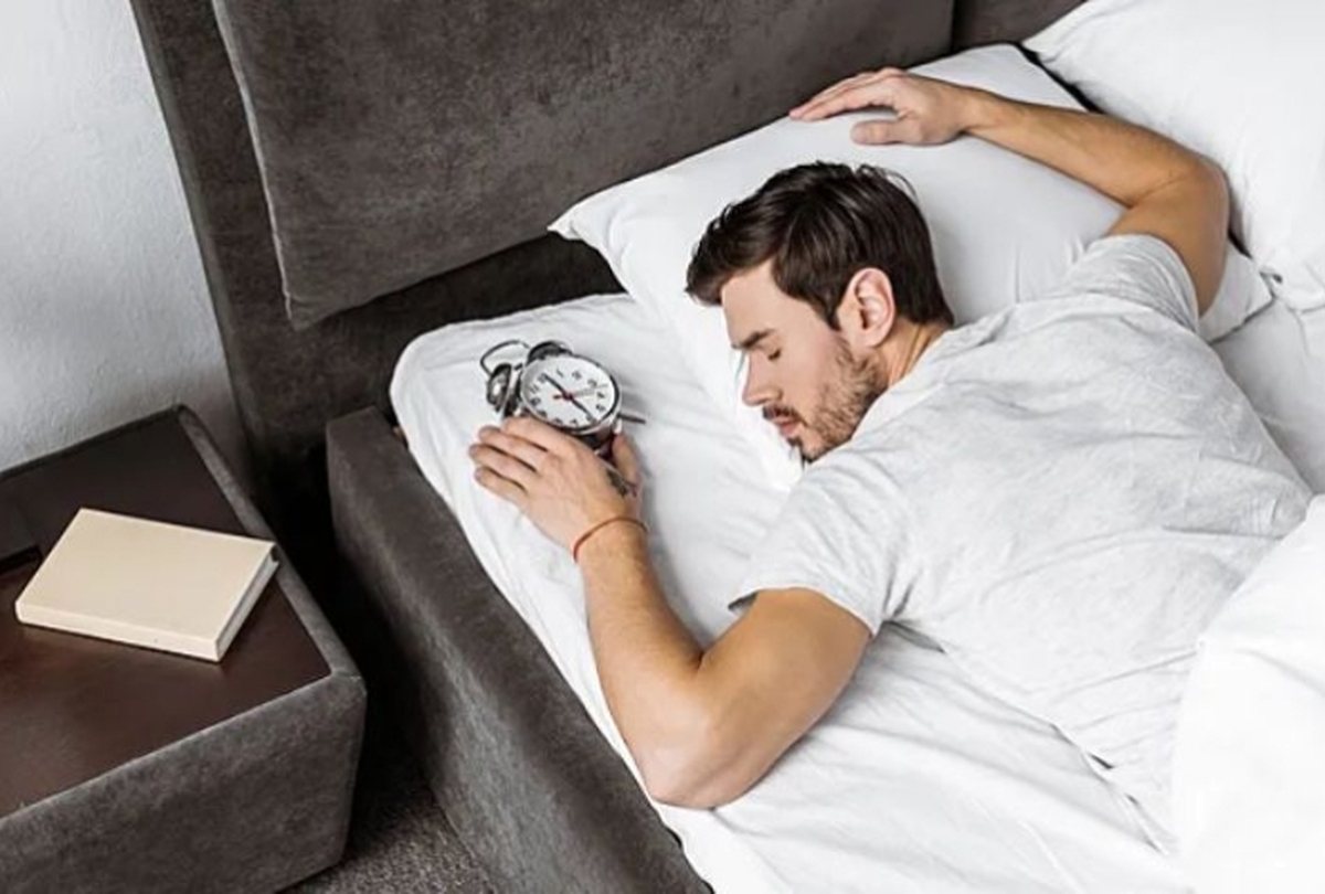 یک متخصص توضیح می‌دهد که چرا خوابیدن روی شکم مضر است.