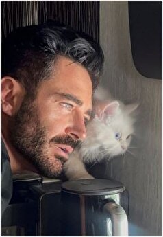 سلفی خلاقانه و بامزه رضا گلزار با گربه پشمالویش/چشماشونو ببینید فقط!