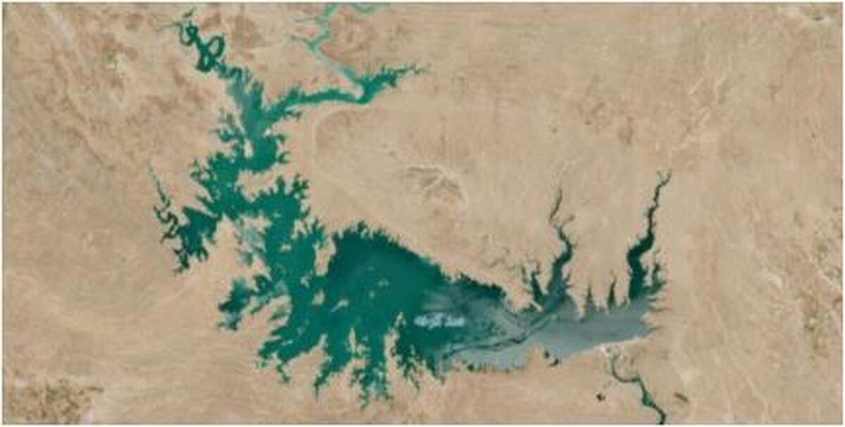 عکسی تاسف بار از سد کرخه که حاکی از شدت بحران آب است