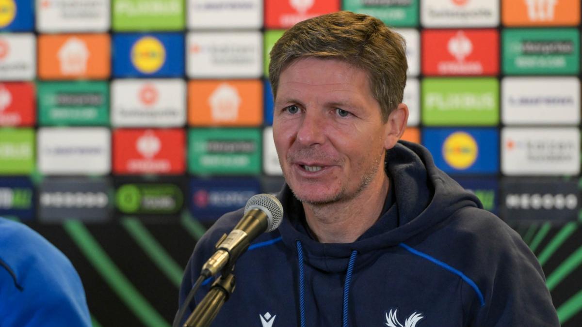 الیور گلسنر درخواست امضا دارد