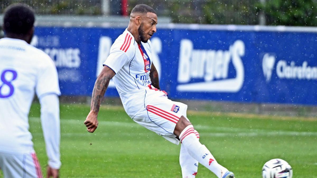 کورنتین تولیسو در را می‌بندد