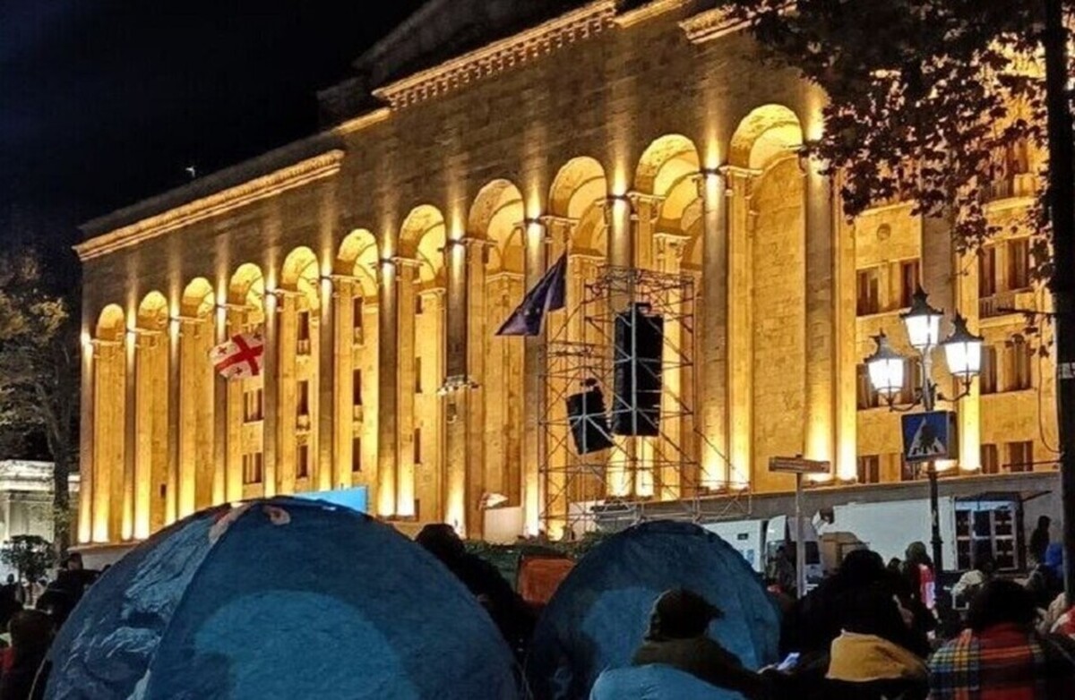 گرجستان تهدید کرده است که پس از انتشار گزارشی درباره استفاده از مواد شیمیایی علیه معترضان، از بی‌بی‌سی شکایت خواهد کرد