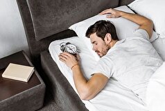 یک متخصص توضیح می‌دهد که چرا خوابیدن روی شکم مضر است.