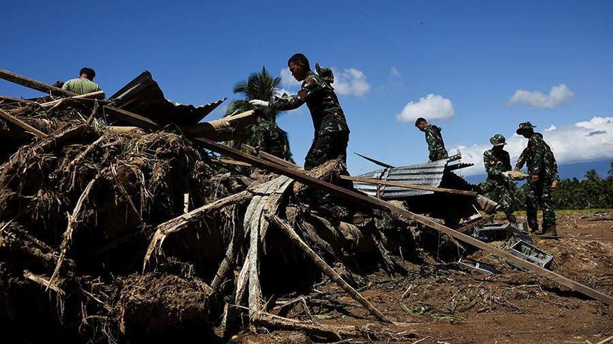 شمار قربانیان سیل و رانش زمین در اندونزی به ۵۹۳ نفر رسید.