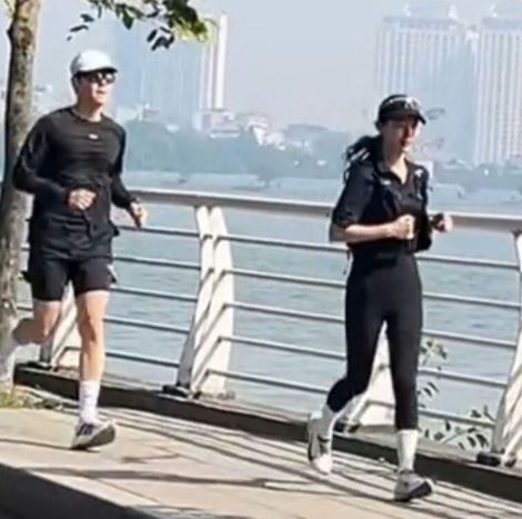 پیاده روی صبحگاهی سوزی و کیم سونه‌هو در کنار دریاچه