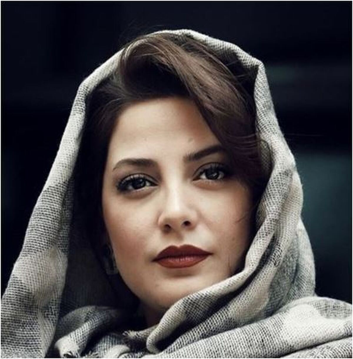 سلفی بامزه طناز طباطبایی با چمن‌های پارک پر بازدید شد/چقدرم خوشحاله!