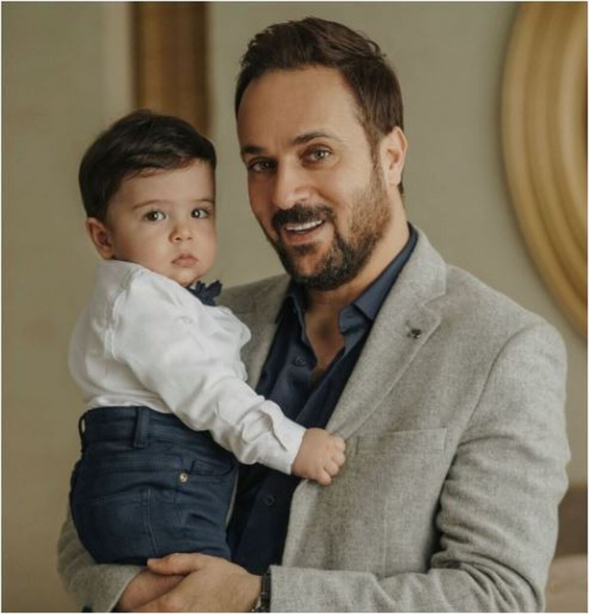 زیبا‌ترین لحظه ثبت شده از همسر و پسر بازیگر نقش «ارسطو» توسط آقای بازیگر را از دست ندهید