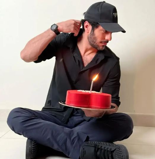 ژست دخترکش نوید پورفرج با کیک تولدش! +عکس