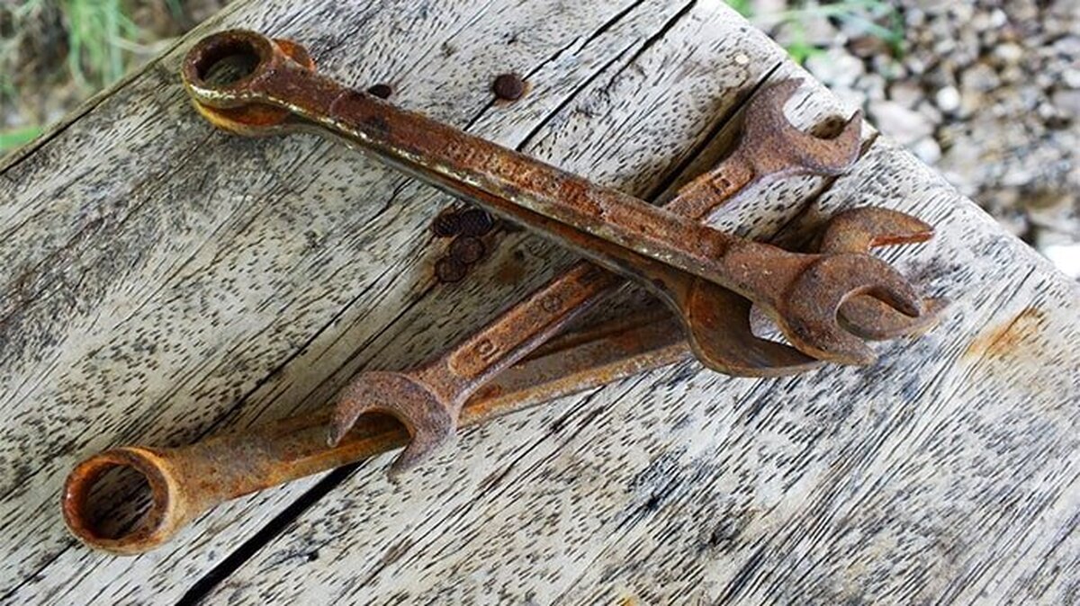 از بین بردن زنگ زدگی از روی انواع سطوح با محلول‌های قوی