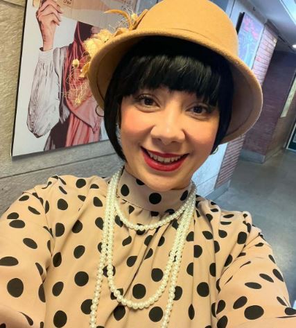 گریم بامزه آذین نظری در کمدی «قتل آقای هاورشام»؛ خانم فلورانس با کلاهگیس گریم بامزه آذین نظری در کمدی «قتل آقای هاورشام»؛ خانم فلورانس با کلاهگیس