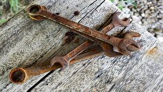 از بین بردن زنگ زدگی از روی انواع سطوح با محلول‌های قوی