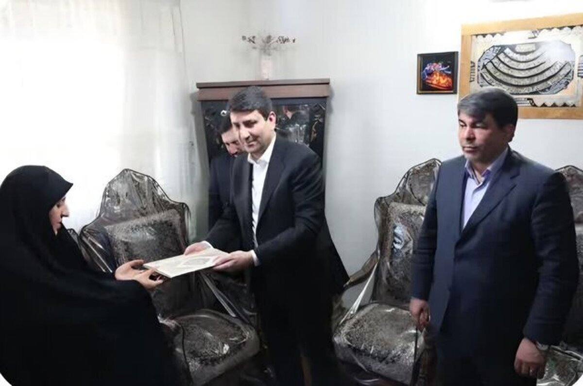 دیدار وزیر ارتباطات با خانواده یکی از شهدای کرمانیِ جنگ ۱۲ روزه