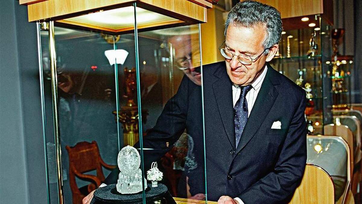 یک تخم مرغ فابرژه از مجموعه نیکلاس دوم در یک حراجی به قیمت بیش از ۳۰ میلیون دلار فروخته شد.