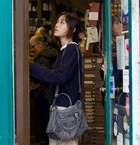 درخشش رو یون‌سو با ظاهری ساده در کتاب فروشی