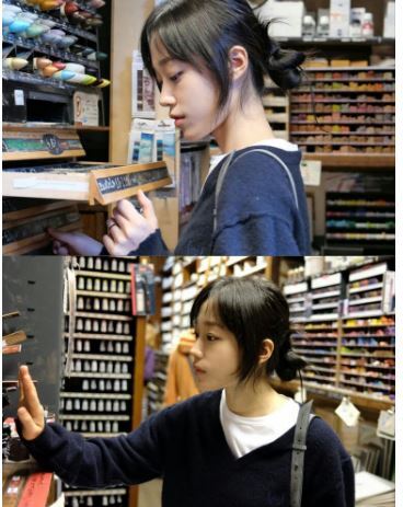 درخشش رو یون‌سو با ظاهری ساده در کتاب فروشی