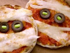 آموزش گام به گان پخت پیتزا مومیایی هالووین بر‌ای دیت دونفره