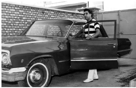 عکس کمتر دیده شده از اکبر گلپایگانی با خودروی محبوب نوستالژی عکس کمتر دیده شده از اکبر گلپایگانی با خودروی محبوب نوستالژی