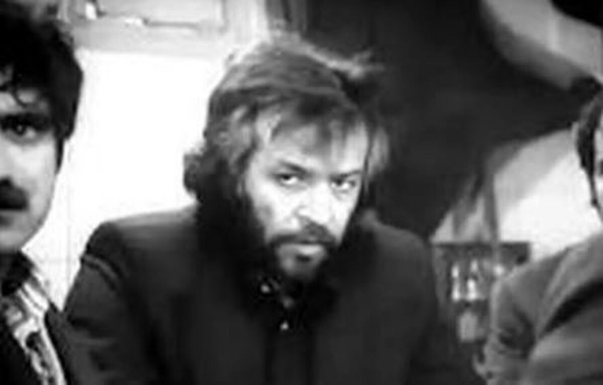 ایرج قادری سیگار به دست در حال عکاسی! +عکس