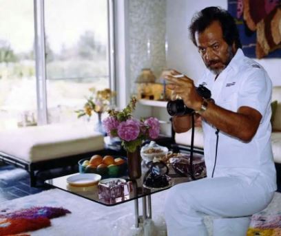 ایرج قادری سیگار به دست در حال عکاسی! +عکس