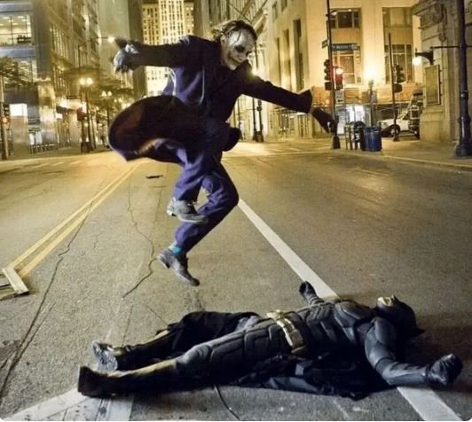 تصویری قدیمی از هیث لجر در حال پریدن از روی کریستین بیل