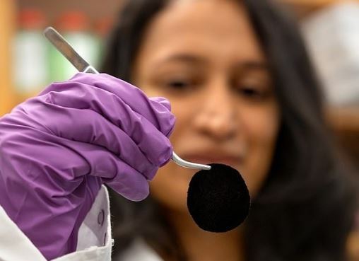 تیرهترین پارچه جهان؛ مشابه یک سیاهچال ابدی ساخته شد! تیرهترین پارچه جهان؛ مشابه یک سیاهچال ابدی ساخته شد!