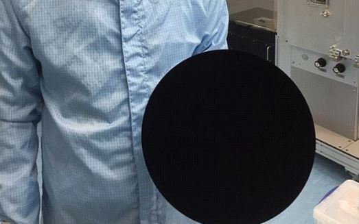 تیرهترین پارچه جهان؛ مشابه یک سیاهچال ابدی ساخته شد! تیرهترین پارچه جهان؛ مشابه یک سیاهچال ابدی ساخته شد!