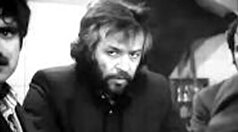 تصویری کمتر دیده شده از «ایرج قادری» در خانه با دوربین محبوبش!