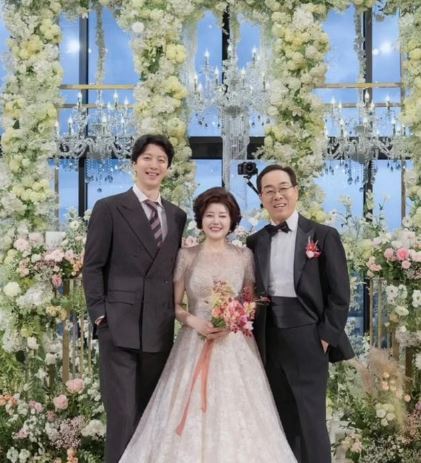 لی دونگ‌گون با والدینش جشن «تجدید عروسی» گرفت؛ لحظه‌های احساسی و غیبت روآ در عکس‌ها
