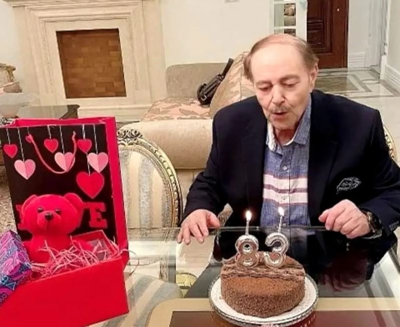 تصویری کمتر دیده شده از بازیگر معروف به «همایون» در جشن تولد ۸۳ سالگی اش را از دست ندهید تصویری کمتر دیده شده از بازیگر معروف به «همایون» در جشن تولد ۸۳ سالگی اش را از دست ندهید