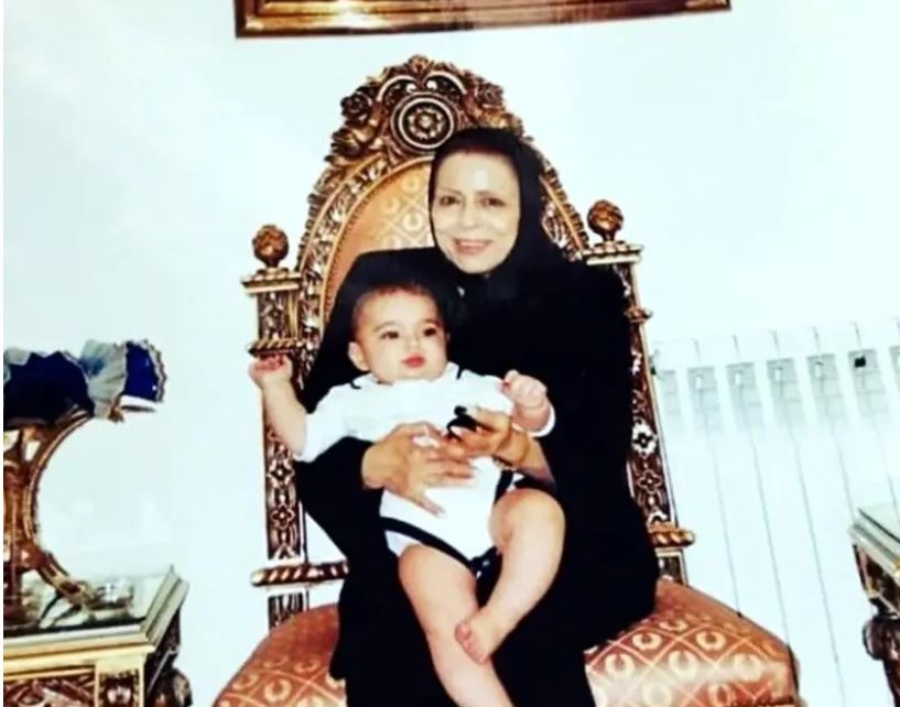 قابی زیرخاکی از محمدعلی فردین در آغوش مادر بزرگش قابی زیرخاکی از محمدعلی فردین در آغوش مادر بزرگش