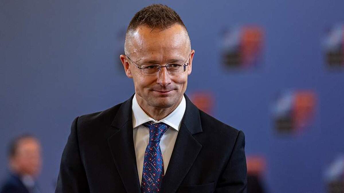 سیارتو به انزوای اروپا در عرصه جهانی به دلیل سیاست‌هایش اشاره کرد.