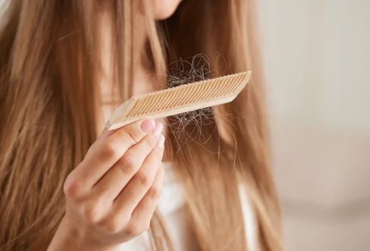 چگونه ریزش مو در زنان مسیر زندگی شخصی و شغلی آنها را تغییر میدهد چگونه ریزش مو در زنان مسیر زندگی شخصی و شغلی آنها را تغییر میدهد