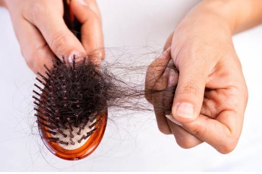 چگونه ریزش مو در زنان مسیر زندگی شخصی و شغلی آنها را تغییر میدهد چگونه ریزش مو در زنان مسیر زندگی شخصی و شغلی آنها را تغییر میدهد