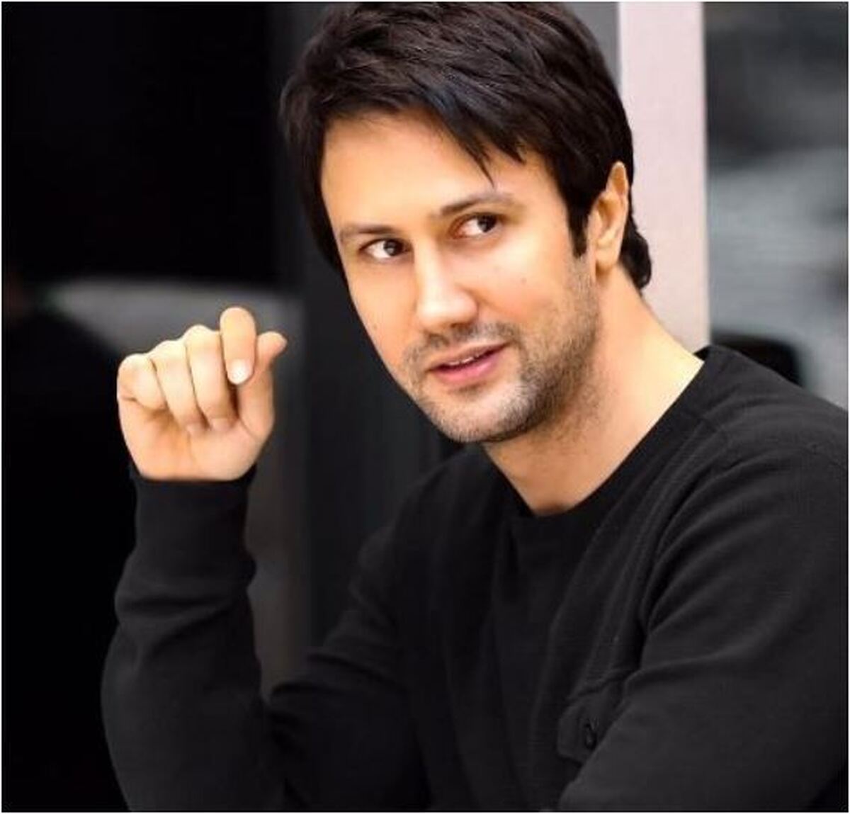 تصویری شکار شده از دو نفره‌های عاشقانه شاهرخ استخری و همسرش در پیاده روی عصرگاهی