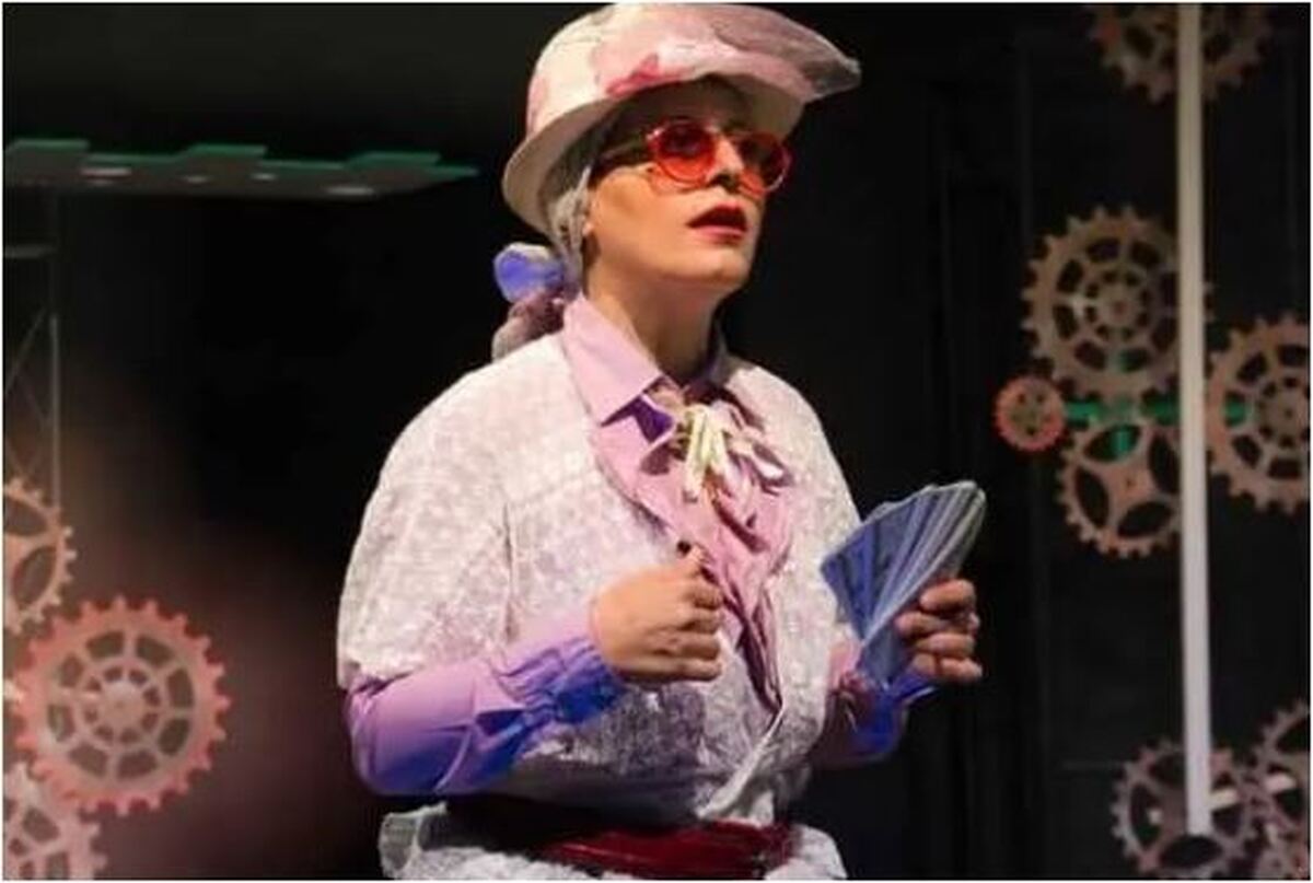 سلفی‌های یادگاری بازیگران معروف در پشت صحنه تئاتر سوس پرور را از دست ندهید