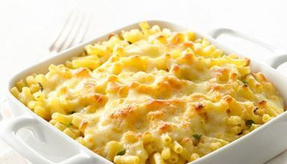 در چند مرحله برای شام دورهمی هایتان این ماکارونی پنیری ساده را آماده کنید