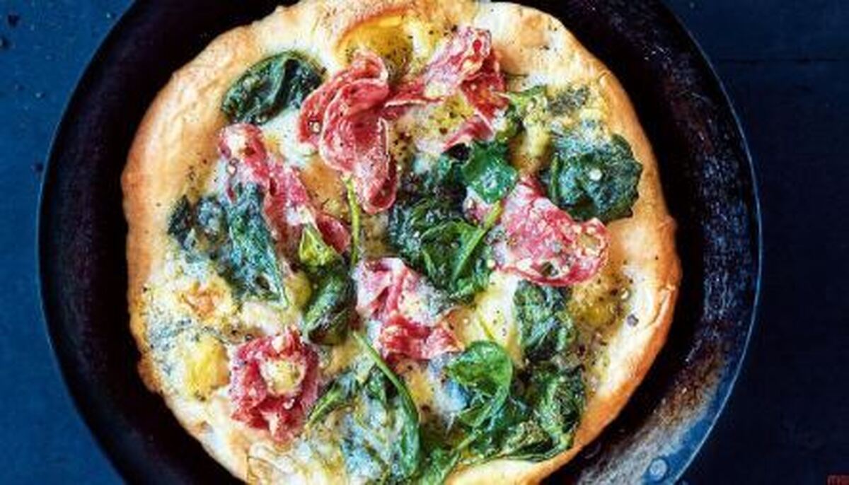 دستور طبخ پیتزا اسفناج با پنیر آبی برای دیت دونفره