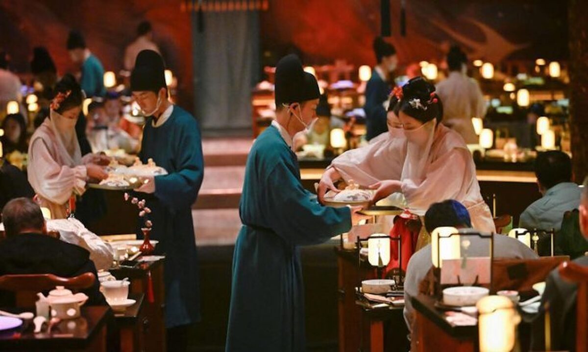 رستورانی با لباس‌های سنتی، مشتریان خود را به سفری در میان میراث چین می‌برد و جوانان را به خود جذب می‌کند