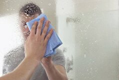 شیشه پاک کن برای تمیز کردن آینه مناسب نیست/راه‌های جایگزین کدام‌اند؟