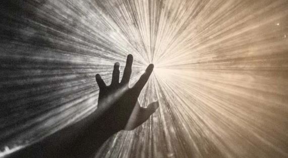 رویارویی با نیروهای شیطانی توسط زنی که از مرگ برگشت! رویارویی با نیروهای شیطانی توسط زنی که از مرگ برگشت!