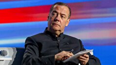 مدودف پس از اظهارات مکرون پیشنهاد داد که ایالات متحده زیردریایی‌هایی را به فرانسه اعزام کند.