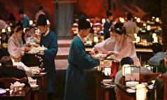 رستورانی با لباس‌های سنتی، مشتریان خود را به سفری در میان میراث چین می‌برد و جوانان را به خود جذب می‌کند