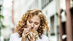 از دهان تا مغز: چگونه آرام غذا خوردن اضطراب و استرس را کاهش می‌دهد