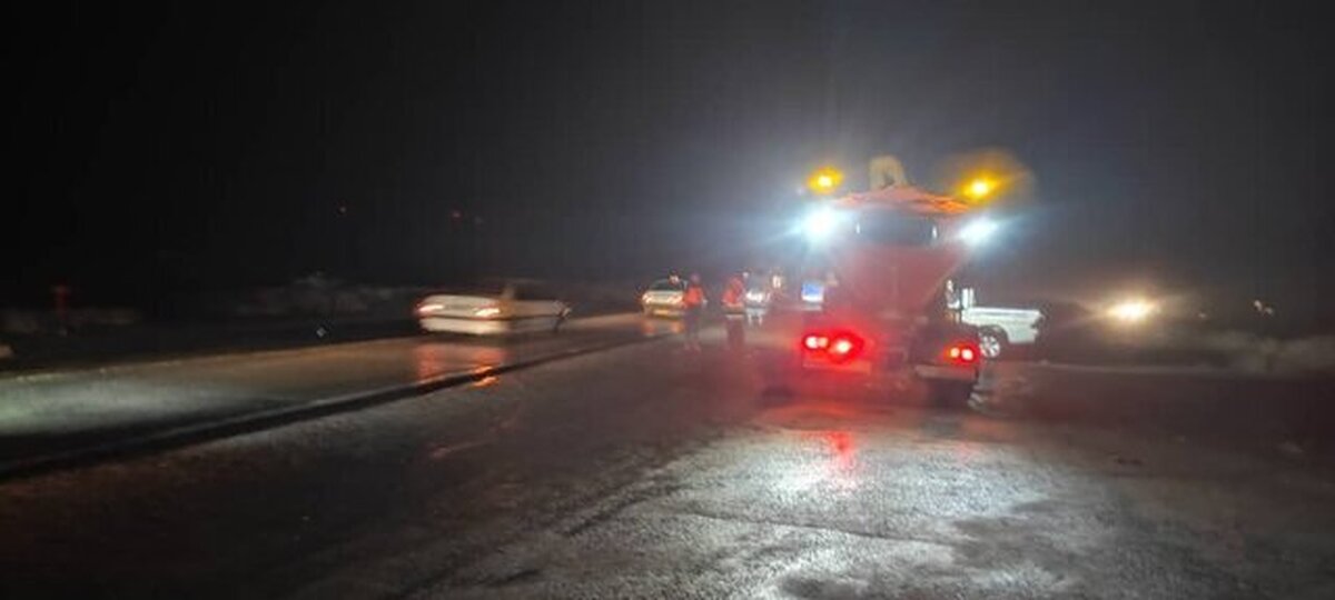 بارش برف در گردنه‌های ساردوئیه جیرفت / رانندگان مراقب لغزندگی جاده‌ها باشند