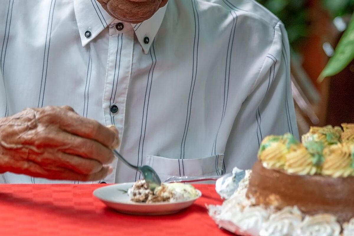 دانشمندان دریافته‌اند که تنها غذا خوردن برای سالمندان خطرناک است.